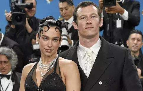 Dua Lipa și Callum Turner, nuntă faraonică într-un fost adăpost al Mafiei! De ce au ieșit oamenii în stradă să protesteze