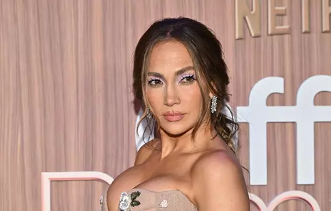 Jennifer Lopez s-a fotografiat în costum de baie și tocuri, iar fanii au rămas fără cuvinte. Detaliul care a furat toate privirile