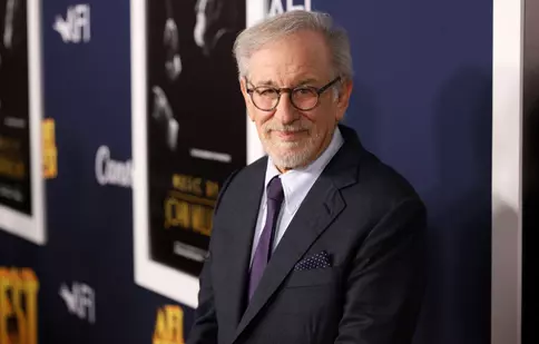 Steven Spielberg revine cu „Ziua adevărului”, un nou SF cu Emily Blunt și Josh O’Connor