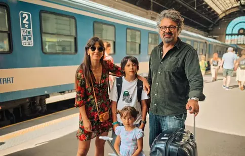 Dana Rogoz, vacanță inedită prin Europa cu trenul. Cum a călătorit actrița alături de familie până la Budapesta: „Radu și cu mine ne-am înghesuit”