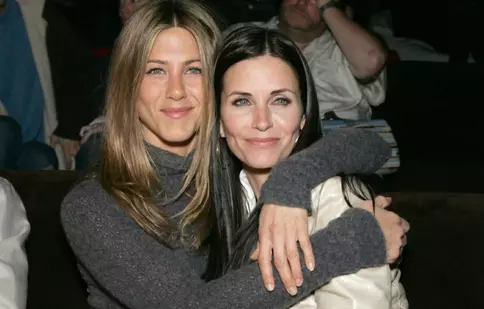 Jennifer Aniston și Courteney Cox, vacanță de lux în Mallorca alături de Pedro Pascal. Imagini spectaculoase