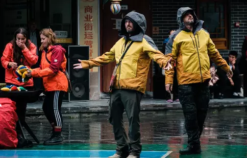 Primele imagini cu Cheloo la Asia Express 2026! Cum a fost surprins artistul în aventurile de pe Drumul Mătăsii