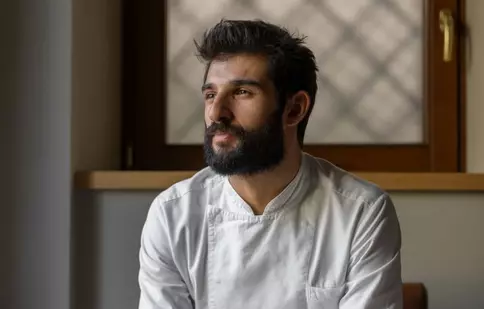 Chef Richard Abou Zaki lansează a doua carte. Juratul „Chefi la cuțite” pregătește 50 de rețete pentru acasă