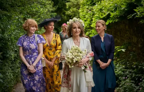 Scarlett Johansson și Kristin Scott Thomas, din nou mamă și fiică pe ecran în „My Mother's Wedding”. Când apare filmul pe SkyShowtime