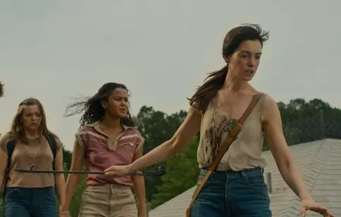 Lansarea thrillerului SF „Capătul Străzii Stejar”: Anne Hathaway și Ewan McGregor, înfruntare preistorică într-o suburbie americană