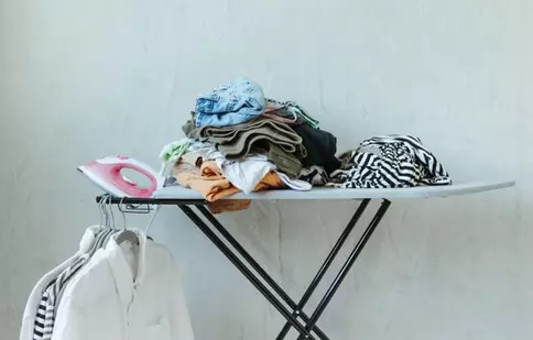 Secretul din spatele hainelor neșifonate: ce schimbă cu adevărat experiența călcatului acasă