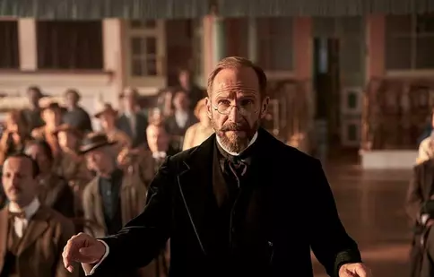 Ralph Fiennes joacă în „Corul”, pe HBO Max. Totul despre drama britanică inspirată de Primul Război Mondial