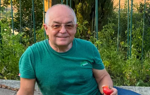 Emil Boc, imagini din propria grădină. Primarul Clujului a arătat prima recoltă de roșii cultivate acasă