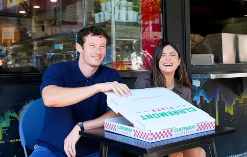 Callum Turner și Monica Barbaro, în „Aventură de o noapte”, comedia romantică în care sexul este permis doar o zi pe an. Când are premiera în România