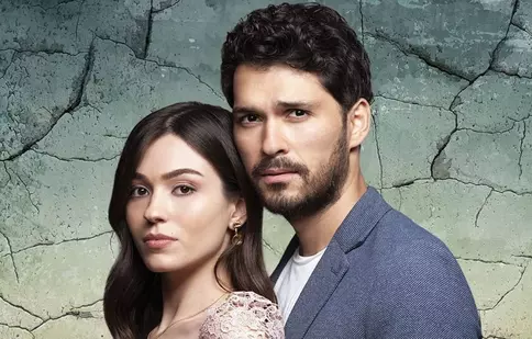 „Inimi sfărâmate” începe la Acasă. Cine sunt Meltem Akçöl și Erdem Yılmaz, protagoniștii noului serial turcesc