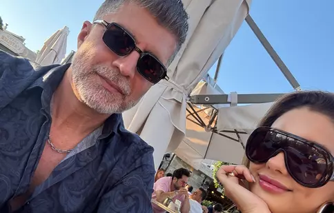 Özcan Deniz, apariție rară alături de soția sa în vacanță. Cum își trăiește vara actorul din „Mireasa din Istanbul”