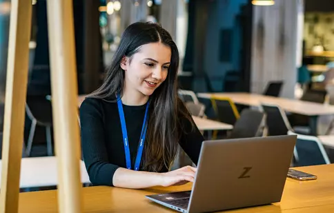 Sondaj eJobs: Jumătate dintre tineri sunt gata să lucreze în afara domeniului studiat pentru a-și asigura venitul