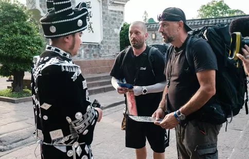 Asia Express, 30 septembrie: o nouă misiune în China. Concurenții trebuie să găsească patru persoane în costume tradiționale