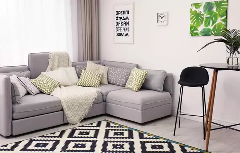 Economisirea spațiului în sufragerie: o soluție elegantă pentru relaxare și dormit ocazional