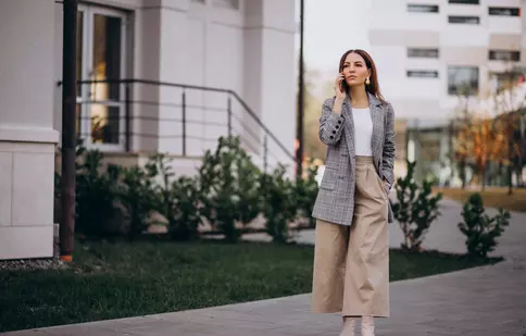 Ce siluete/staturi pun în valoare pantalonii de damă evazați?