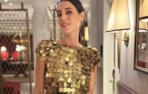 Cansu Dere, în negocieri pentru „Mavi Orkide”, noul serial Medyapım pentru NOW. Ar fi primul ei proiect TV după patru ani