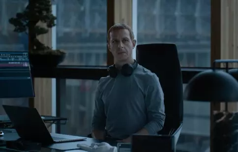 „Costul algoritmului”, filmul care dezvăluie culisele Facebook. Mikey Madison și Jeremy Strong, în noua producție a lui Aaron Sorkin