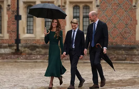 Prințul George a început școala la Eton. Prințul William și Kate Middleton l-au însoțit în prima zi, la 31 de ani după ce William a trecut prin același moment