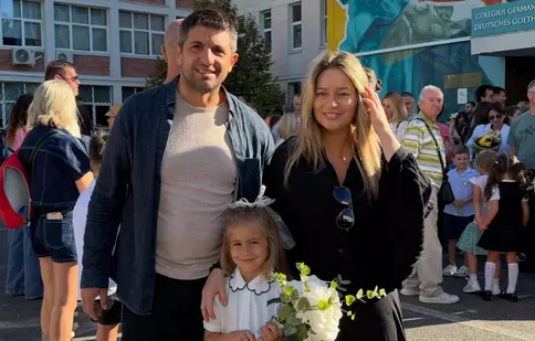 Laura Cosoi, fotografii rare alături de Cosmin Curticăpean și cele cinci fiice. Vera a început clasa pregătitoare