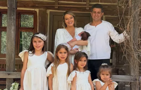 Laura Cosoi, pictorial emoționant alături de cele cinci fiice. Primele imagini cu chipul Ninei