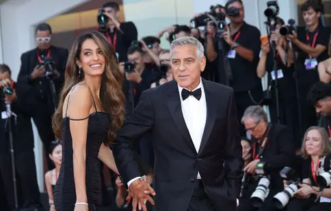Amal Clooney, apariție de aproape 400.000 $ la Veneția: Detaliile spectaculoase din spatele accesoriilor purtate pe covorul roșu