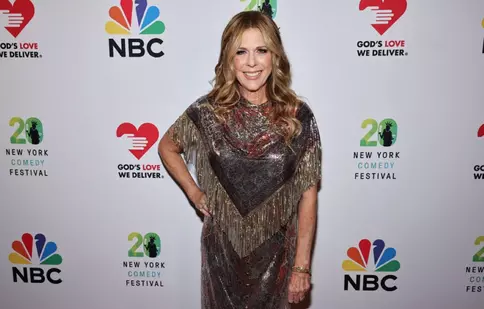Rita Wilson, apariție ieșită din comun la 69 de ani. Soția lui Tom Hanks s-a fotografiat topless, cu un tatuaj uriaș pe tot spatele!
