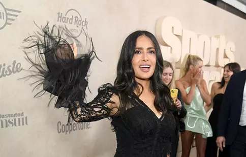 Salma Hayek a împlinit 60 de ani și a sărbătorit într-un mod neașteptat: s-a scăldat goală în ocean. „60 și recunoscătoare”. FOTO
