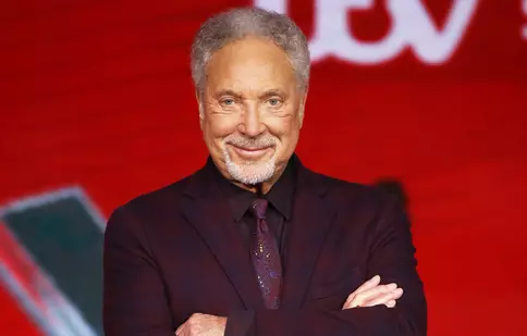 The Voice U.K. nu va mai avea un jurat celebru. Sir Tom Jones, reacție tranșantă la decizia ITV: «Nu concediezi un om care se descurcă bine»