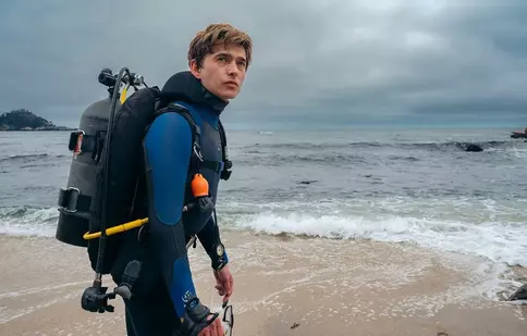 Austin Abrams și Josh Brolin, într-o luptă contracronometru în „Whalefall: Contratimp în abis”. Filmul ajunge pe 16 octombrie în cinematografe