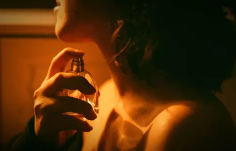 Ce parfum poartă personajul principal? Alege aroma după tipologia ta preferată din filme și seriale