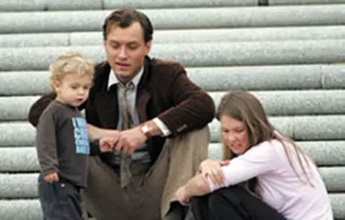 Jude Law, în pat cu dădaca