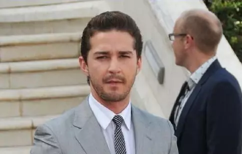 Shia LaBeouf cucereşte părinţii iubitei: „Nu suntem regele şi regina de pe covorul roşu”