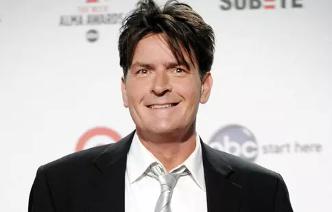 Charlie Sheen, acuzat de foste partenere de sex că şi-a ascuns boala