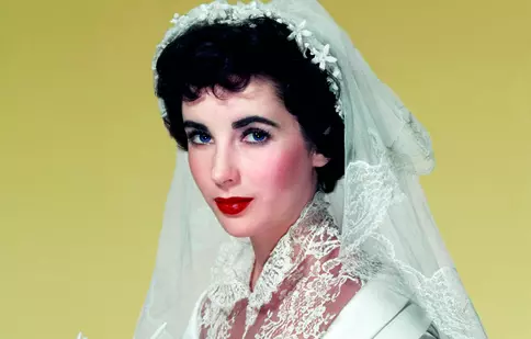 Rochiile de mireasă ale lui Elizabeth Taylor, scoase la licitaţie