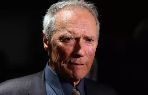 Clint Eastwood sprijină căsătoriile între persoane de acelaşi sex