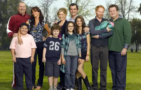 Acasă Gold va difuza, de astăzi, serialul de comedie „O familie modernă”
