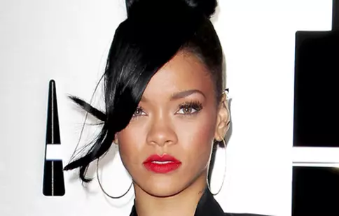 Rihanna vrea să fie contactată de bunica ei moartă
