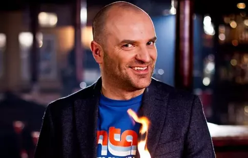 Dan Capatos sărbătoreşte, azi, şase ani de un “Un show păcătos”