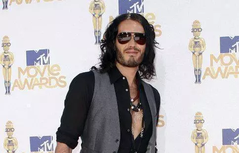 Russell Brand: „Când consumam droguri mă simţeam singur”