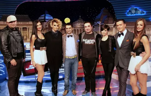 FOTO: Giulia cântă diseară la “Cronica Cârcotaşilor”