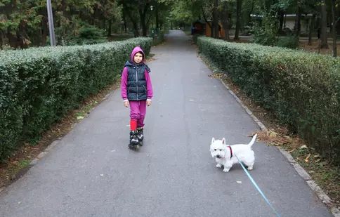 Maia, fetița lui Teo Trandafir, pasionată de role și patine