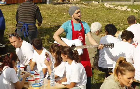Vedetele de la "MasterChef" gătesc în vârf de munte