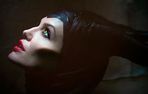 Angelina Jolie, în rolul vrăjitoarei din "Frumoasa din pădurea adormită"