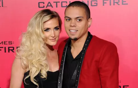 Ashlee Simpson s-a logodit de Revelion