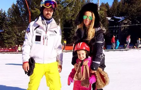 Andreea Bănică îşi învaţă fetiţa să schieze