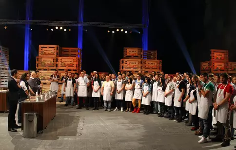Juraţii "MasterChef" împart ultimele şorţuri şi dau startul primei probe eliminatorii