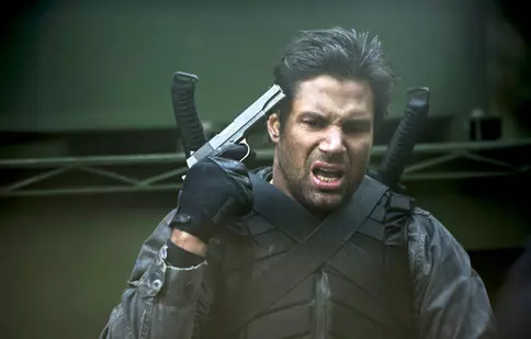 Manu Bennett dă din casa ”Arcașului”
