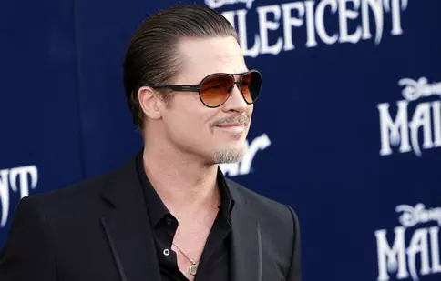 Brad Pitt se relaxează făcând pe fermierul