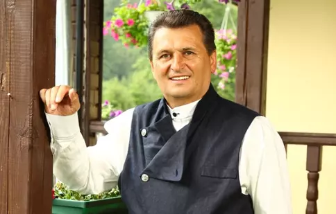 'Nea Mărin a început filmările pentru show-ul "Poftiţi pe la noi"