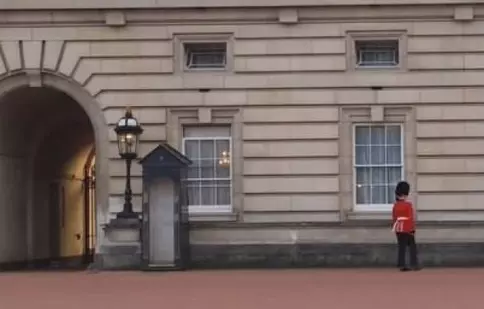 Ce face un soldat plictisit în faţa Palatului Buckingham 
